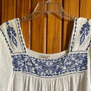 Lucky Brand Linen Cream and Navy Embroidered Folk Peasant Top